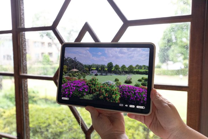 「荻外荘」のAR機能付きタブレット