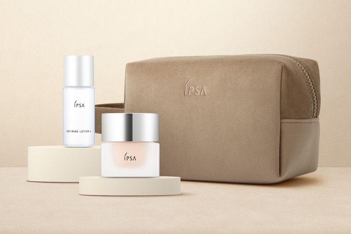 ファウンデイションキット ￥5,280〜￥11,880（9月9日より限定発売） ※セット内容／ファウンデイション（現品4種から1品選択）、角層ケアローション（特製サイズ）・3種から1品選択）、オリジナルポーチ（2品から1品選択 公式オンラインショップとIPSA AOYAMAは3色から1品選択） ※価格はセレクトするアイテムにより異なる。※写真はセットの一例。〈左から〉リファイニングローションe 30ml、クリーム ファウンデイションe 100 SPF15・PA++ 30g、オリジナルポーチ