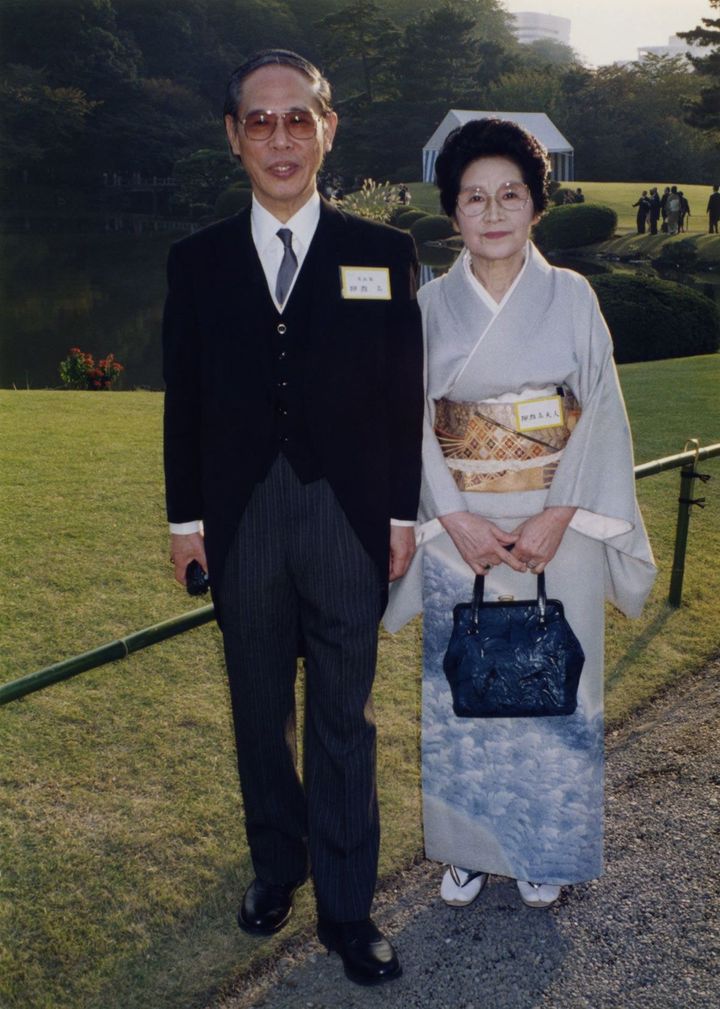 1992年に72歳で勲四等瑞宝章を受章したやなせたかし氏と妻の暢子さん