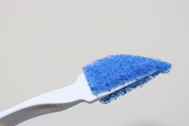 ダイソーの研磨剤入りカビ落ちくん 防カビ剤入すき間用スティック2本入