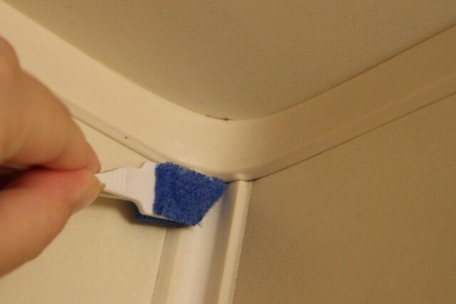 ダイソーのカビ落ちくん 防カビ剤入すき間用スティック2本入でお掃除