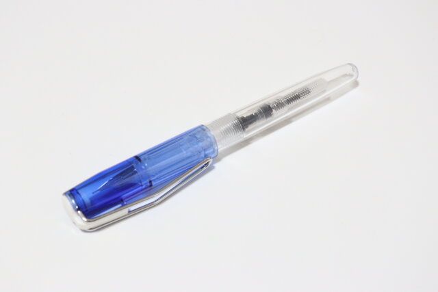 セリアのコンバーター式万年筆のブルー