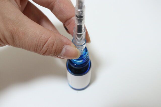 セリアのコンバーター式万年筆にインクを充填