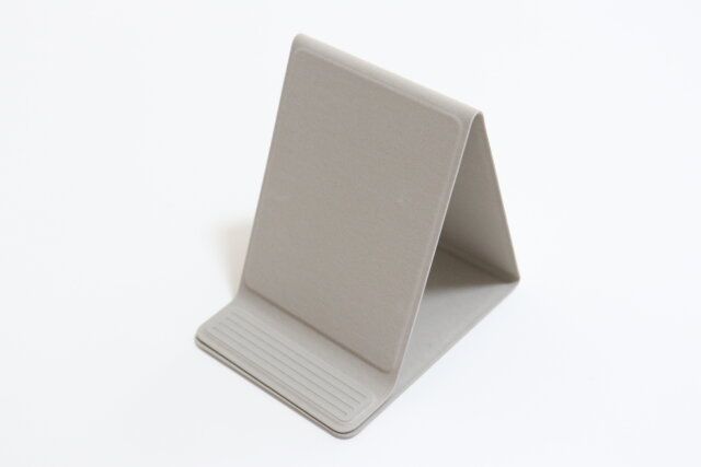 無印良品の折りたためるスマホスタンド3