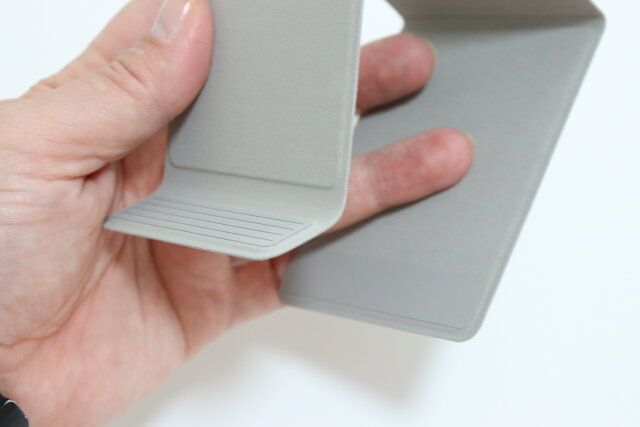 無印良品の折りたためるスマホスタンド5