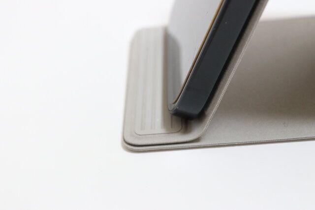 無印良品の折りたためるスマホスタンド7