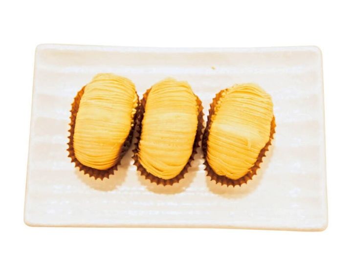 お菓子のように見えて実は千切り大根が入った中華パイ（3個130元）。外のサクサクと中のトロトロ大根のギャップが美味。