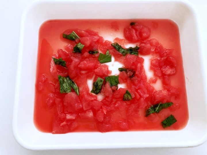 すいかをバットに移して凍らせる