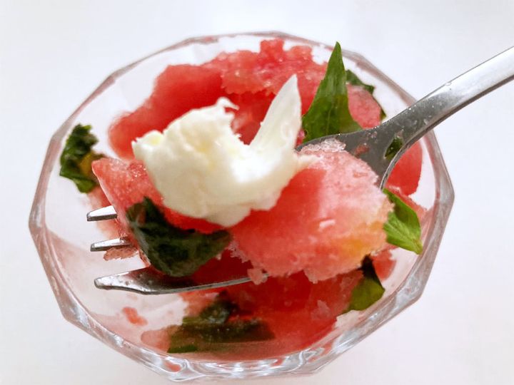 スイカとバジルのグラニテをフォークですくったところ
