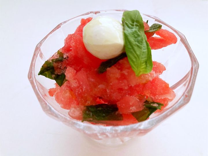 モッツアレラチーズとオリーブオイルをかけて仕上げたスイカとバジルのグラニテ
