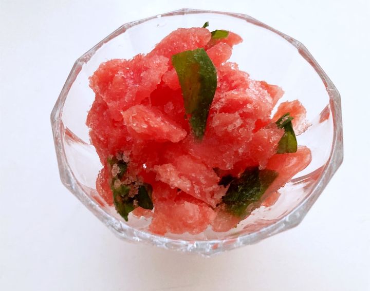 器に盛りつけたスイカとバジルのグラニテ