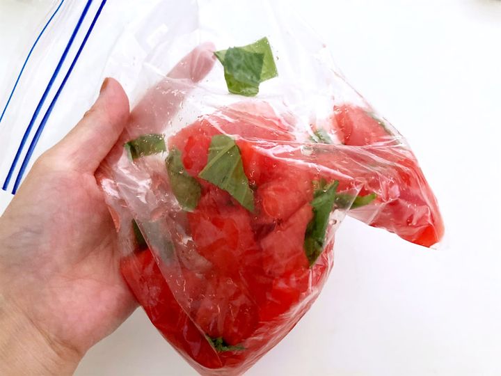 すいかを手で揉んで粗めにつぶす