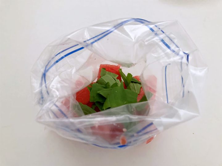 すいかにバジルと塩を合わせる