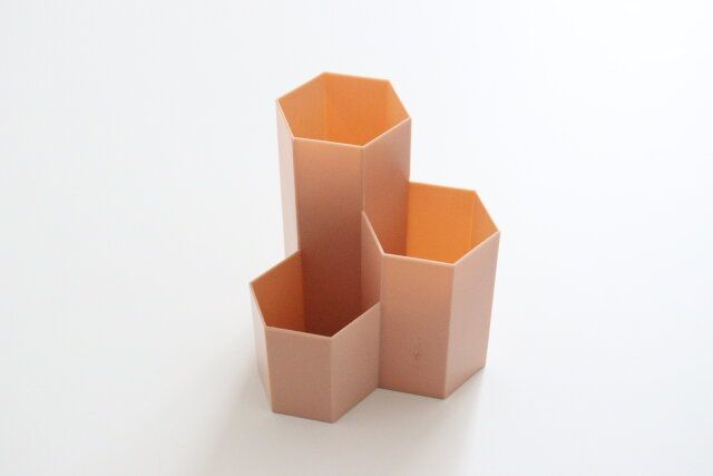 セリアの六角形コスメツールスタンドはメイク道具の収納に便利