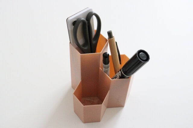 セリアの六角形コスメツールスタンドは文房具の収納に便利