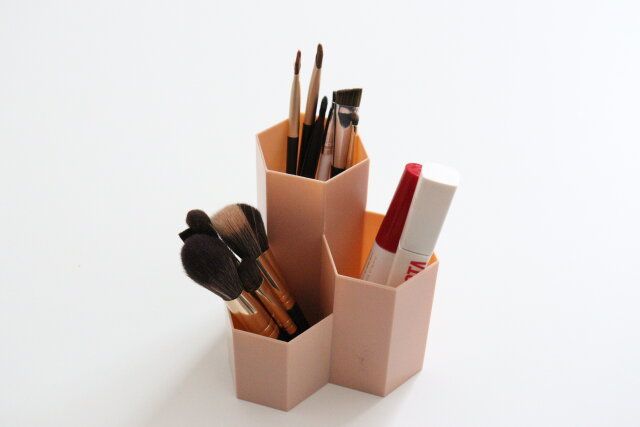 セリアの六角形コスメツールスタンドとメイクブラシ
