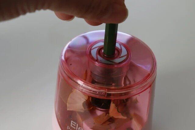 ダイソー 電動鉛筆削り