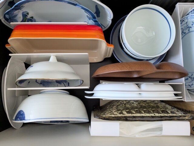 皿や鉢を仕切りスタンドに立てて収納