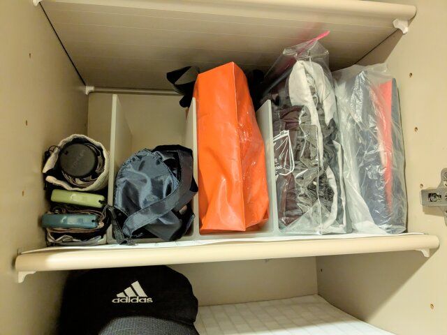 折りたたみ傘・雨合羽 仕切りスタンドに収納