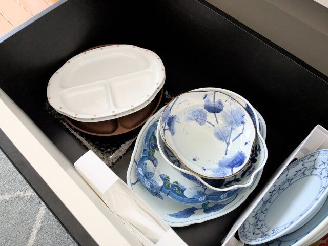 引出しに皿や鉢を収納
