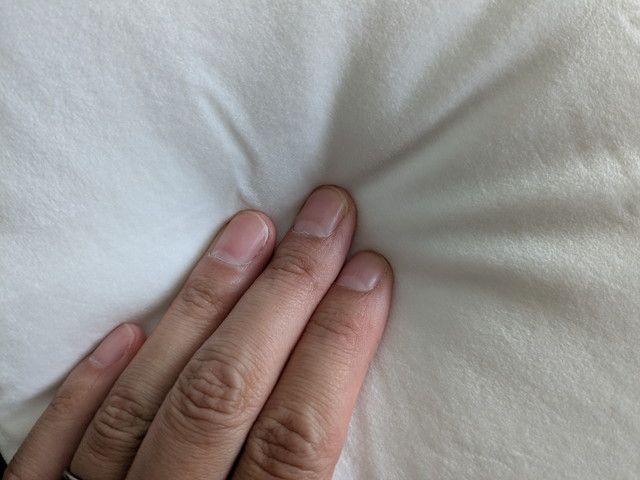 おばけの大きなクッション 触り心地・サイズ感（手を添えた様子）