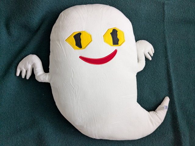 おばけの大きなクッション 全体像（ソファに配置）