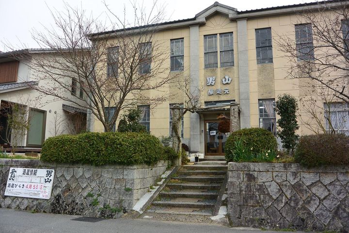 旧山陽道に沿って建つ永山本家酒造場