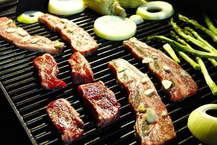 BBQ施設があるコンドミニアムなら、ぜひアメリカンなお肉パーティを！ スーパーで大きな肉を買う、はふつうの旅行ではできないアクティビティ