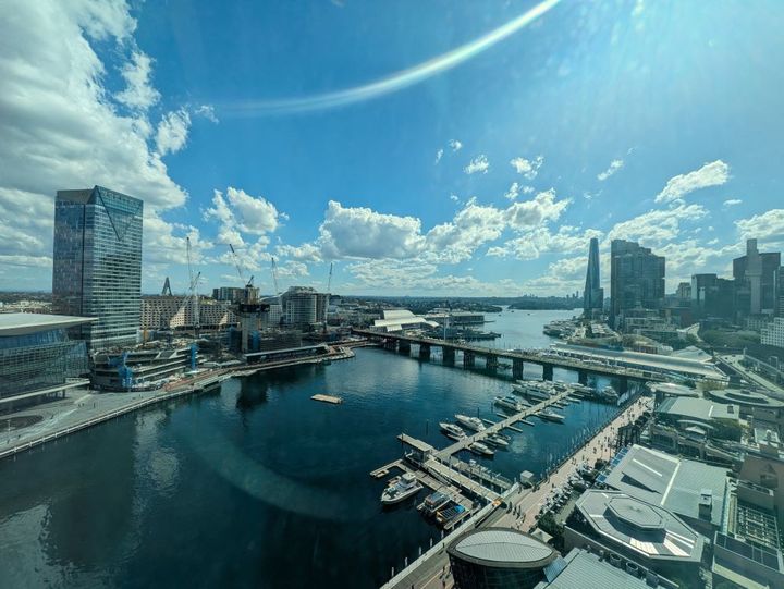 港湾都市・シドニーはオーストラリアきっての大都会。トラムが縦横無尽にはりめぐらされ、フェリーなどの交通機関もあり便利。中華街もありアジア系住民が多い