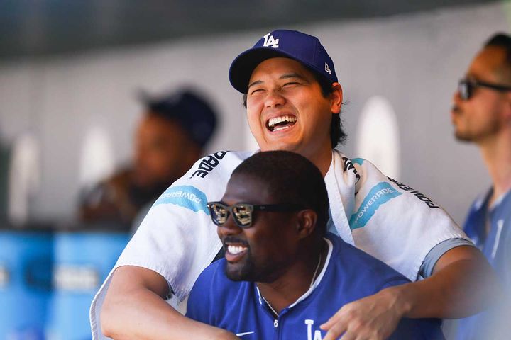 欠場したロッキーズ戦のダグアウトでスタッフと笑い合うドジャース・大谷翔平（C）Getty Images