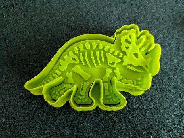 トリケラトプスのクッキー型（フリルと3本角）