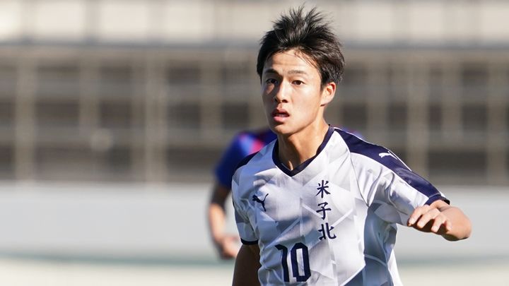欧州で活躍の21歳日本代表MFが、Jユースではなく高校を選んだワケ「プロになる時の選択肢が…」