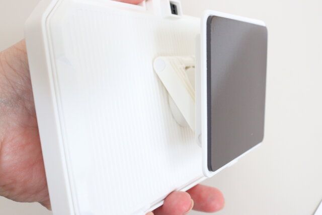 ダイソーの角度調整できる防滴スマホホルダー（マグネット式）の裏側