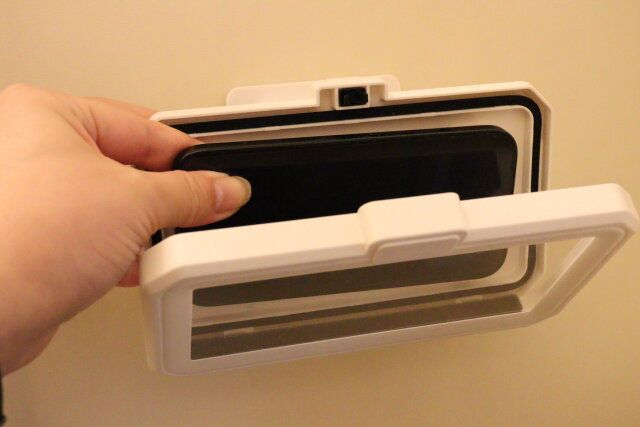 ダイソーの角度調整できる防滴スマホホルダー（マグネット式）にスマホをセットする