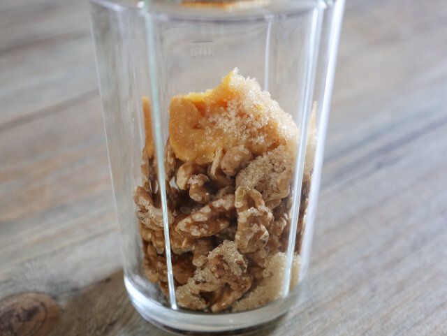 ミキサーに1と味噌、砂糖、すりごまを入れる。