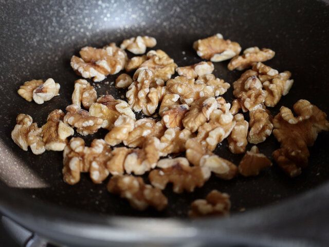 クルミは、フライパンで1～2分ほど中火で乾煎りする。
