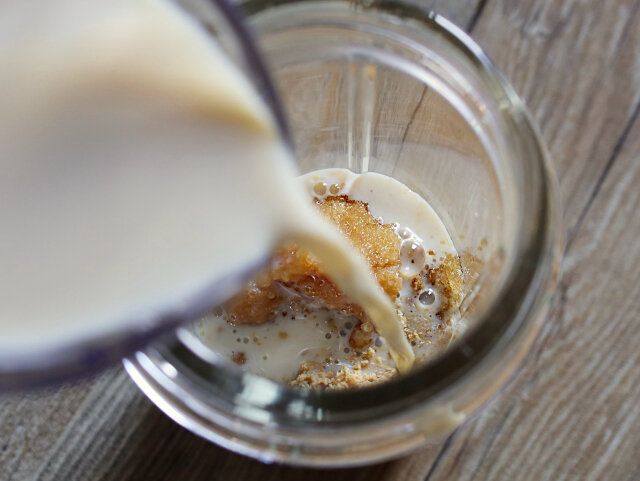 麺つゆと豆乳、酢も入れる。