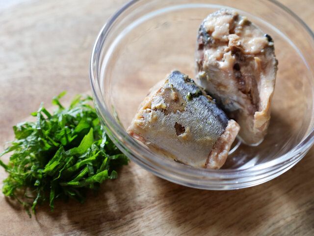 大葉は千切りにし、サバ水煮缶は食べやすい大きさにほぐす。