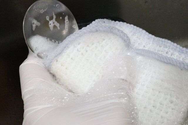 セリアの水切れがいいメッシュスポンジはカトラリーを包むように洗える