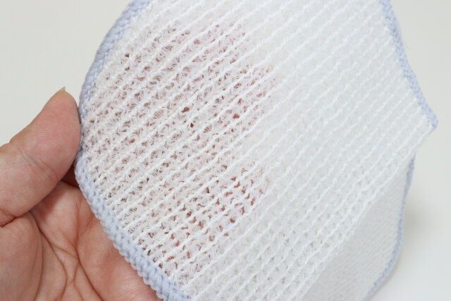 セリアの水切れがいいメッシュスポンジは網目が大きい
