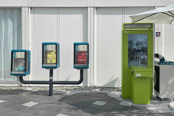 昭和レトロ電話機（左3台）の右隣りには見慣れない装置が…。