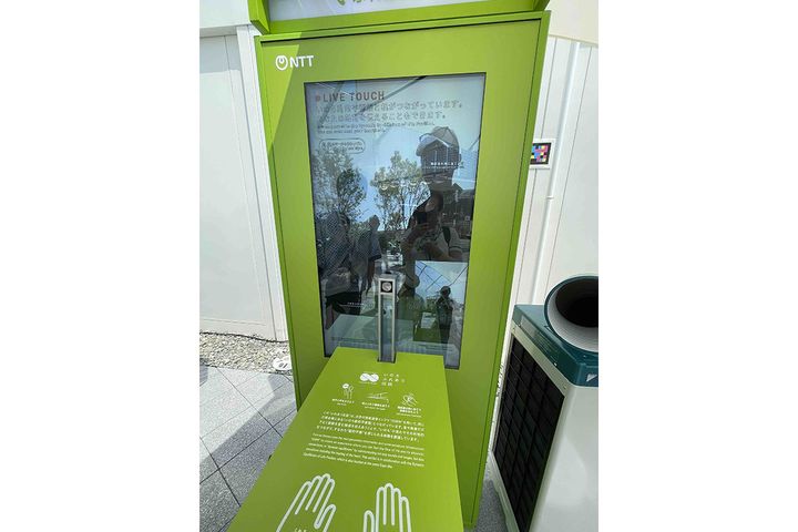 次世代情報通信インフラ『IOWN（アイオン）』を用いた、「ふれあう伝話」。私も離れた万博内の『いのち動的平衝館』にいる親子と言葉や笑顔、振動で交流しました！楽しい～！