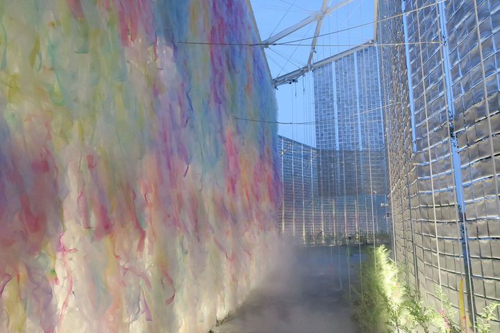 NTTパビリオンの建物外周にも注目を。ワイヤーにセンサーが設置され、通過したり、触ったりすると音が鳴る仕掛けが！こちらも誰でも予約なしで体験できます。