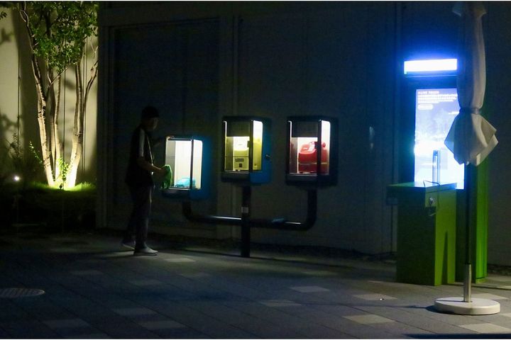 夜に浮かび上がる電話機。左3台は懐かしい昭和レトロな公衆電話です。思わず近づいてしまうのは、私だけではないはず。