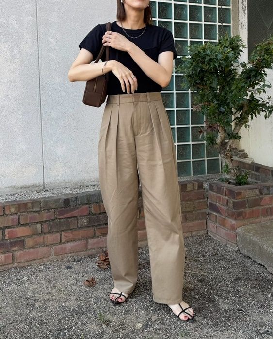 GUのベージュの「チノバレルレッグタックパンツ」