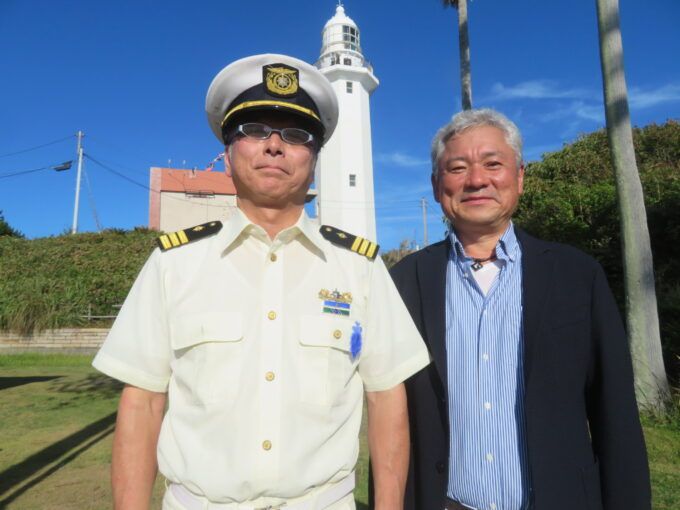 千葉海上保安部 桜川正人次長（左）と南房総市観光協会 清宮信英会長（右）