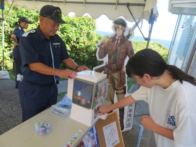 記念缶バッジの配布なども