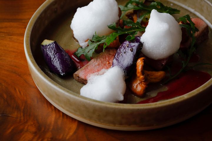 「牛肉のタリアータ 茄子 きのこ添え 赤紫蘇ソース」