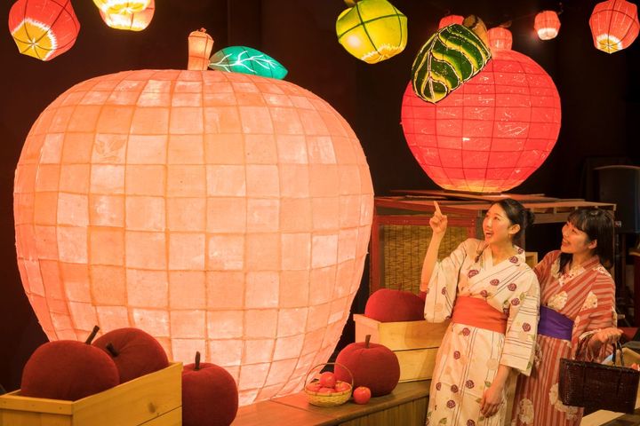 巨大りんご灯篭