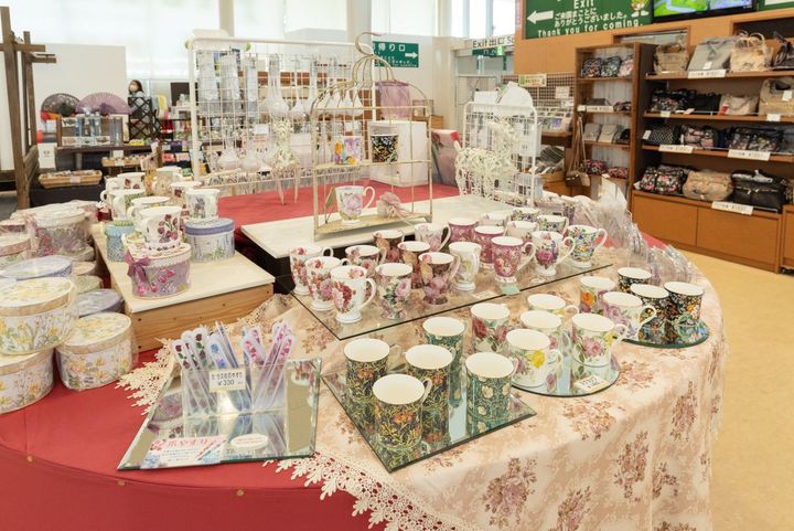 併設するお土産やフラワーを販売するショップ